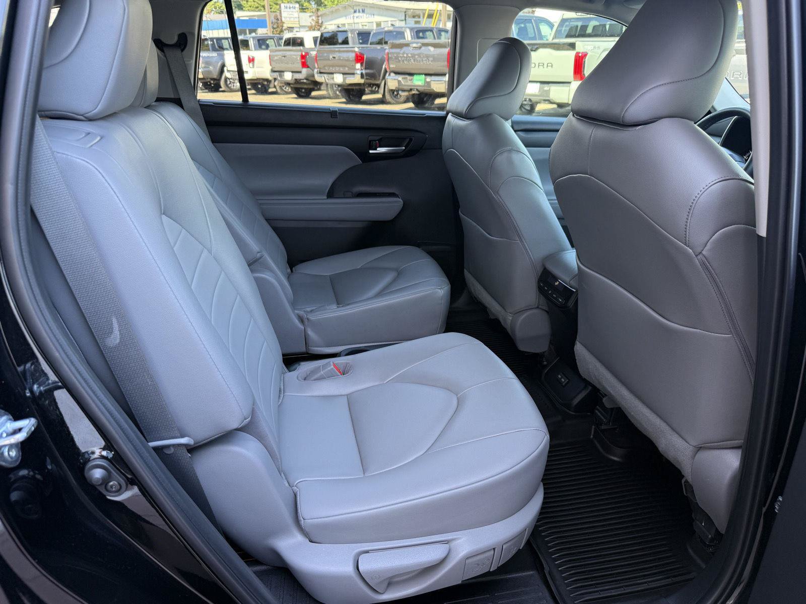 Used 2023 Toyota Highlander XLE AWD/4WD image 20