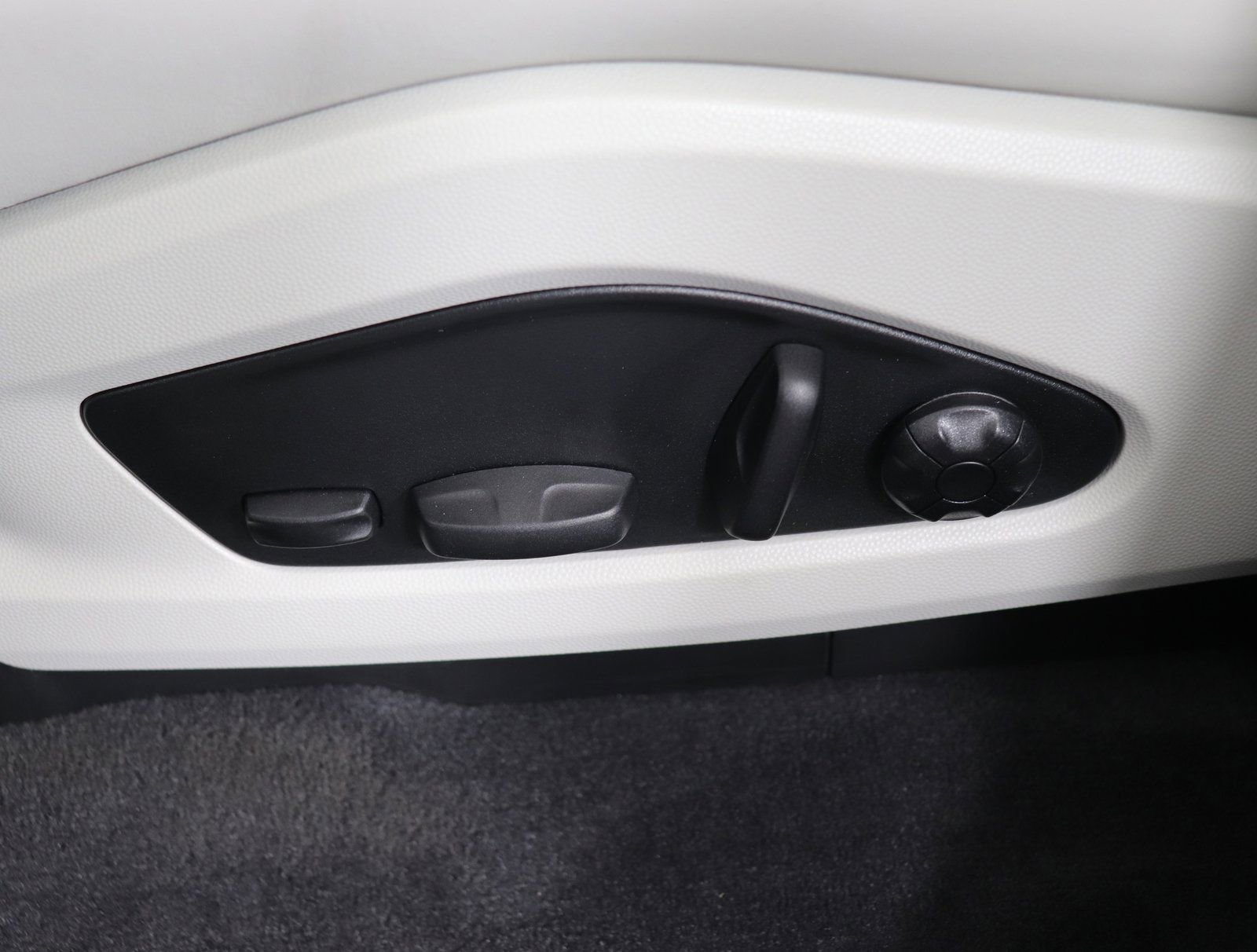Certified 2025 Porsche Macan Electric RWD image 17