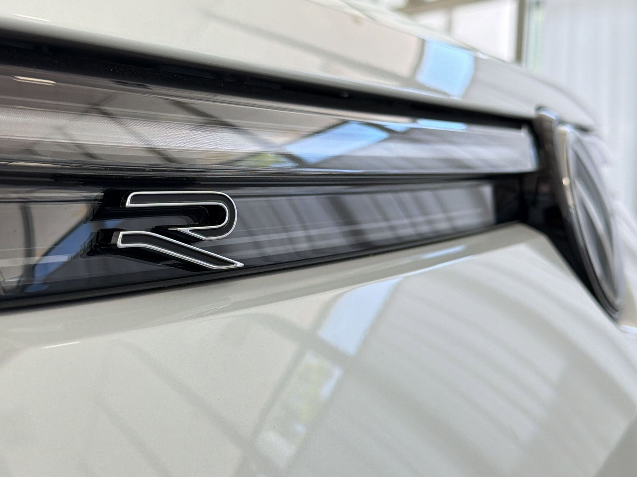 Used 2025 Volkswagen Tiguan SEL R-Line image 38