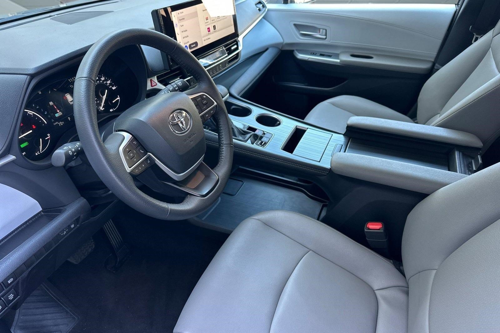 Used 2026 Toyota Sienna XLE FWD image 4
