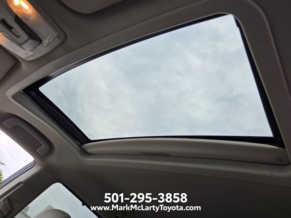 Used 2016 Toyota Sienna XLE w/ XLE Navigation Package FWD image 18