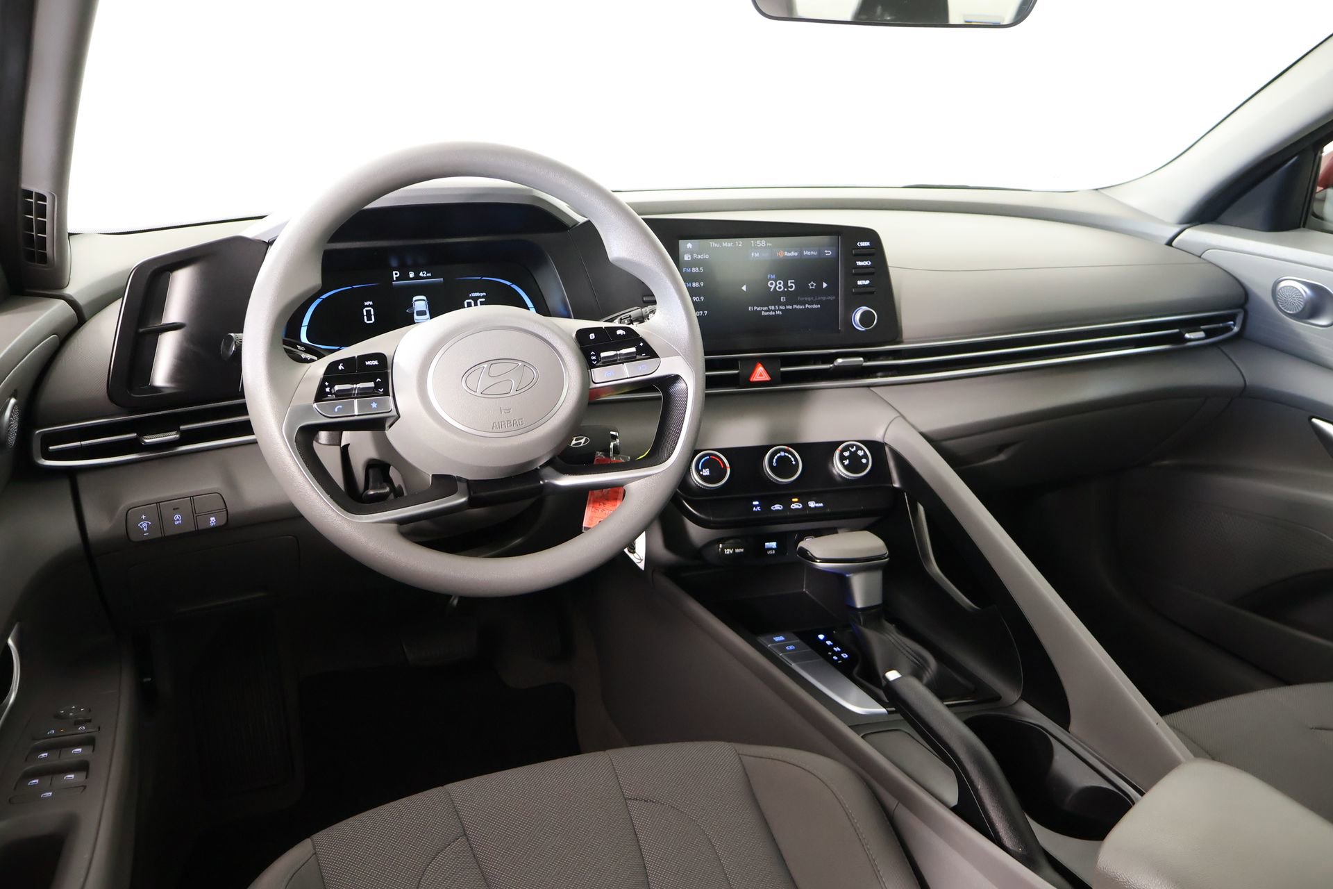 Certified 2024 Hyundai Elantra SE image 2