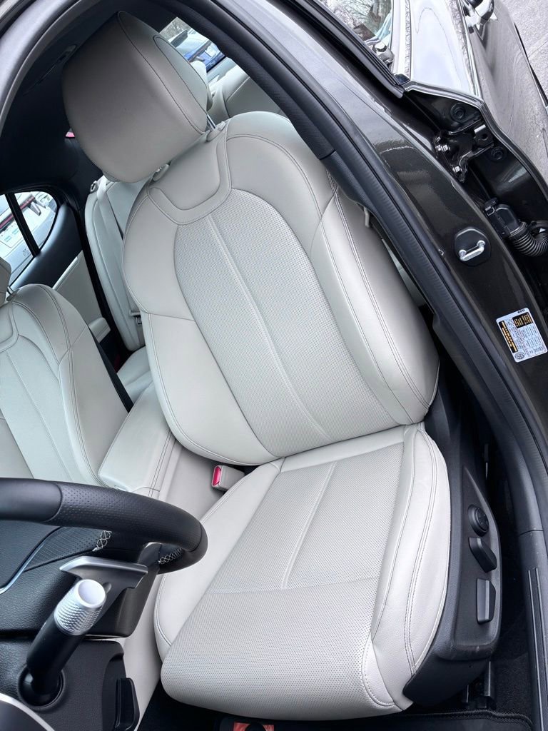 Used 2025 Genesis G70 2.5T image 18