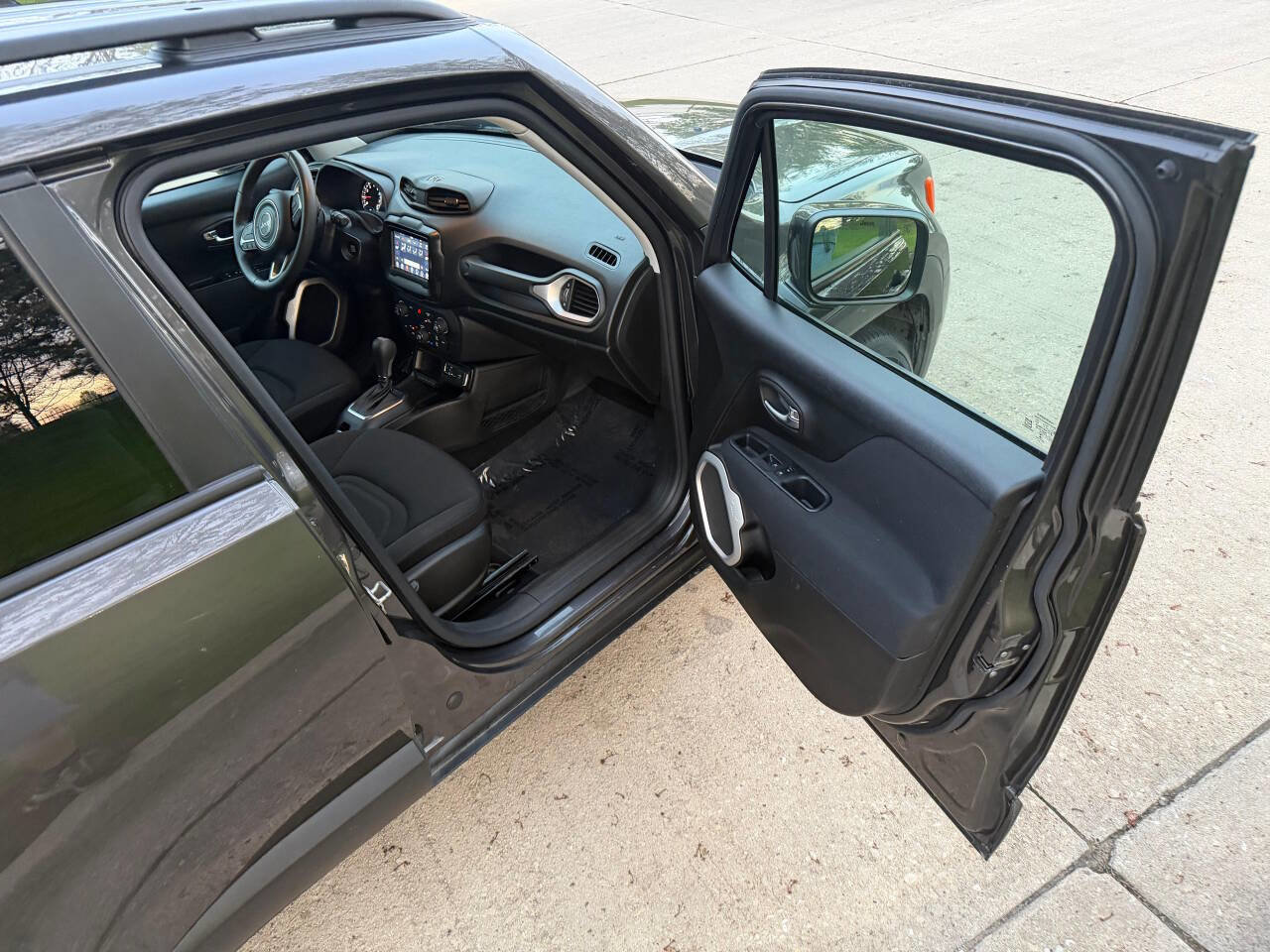 Used 2021 Jeep Renegade Latitude FWD image 21