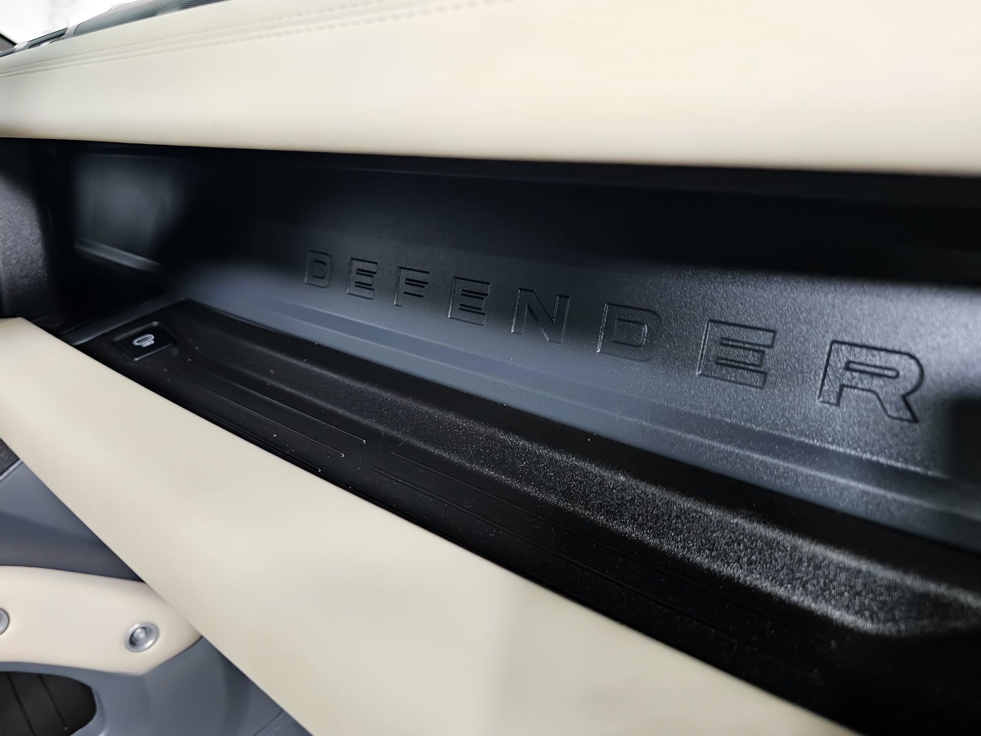 Used 2024 Land Rover Defender 130 X-Dynamic SE AWD/4WD image 18