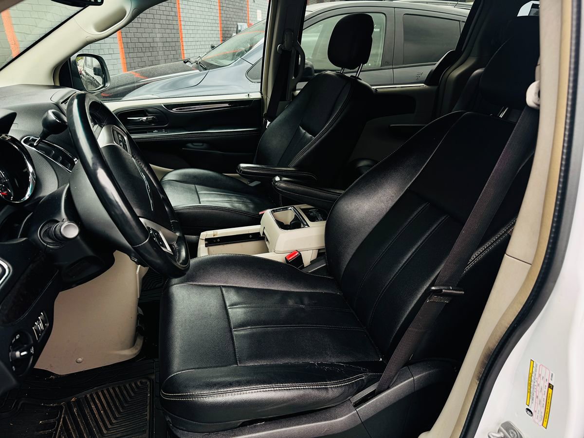 Used 2016 Chrysler Town & Country Touring FWD image 15