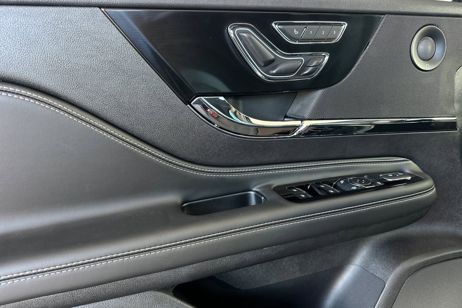 New 2025 Lincoln Corsair Reserve w/ Equipment Group 202A image 10