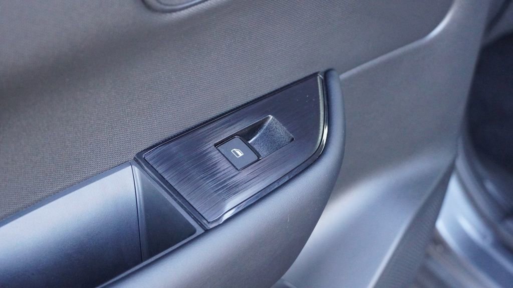 Used 2025 Nissan Rogue S image 17