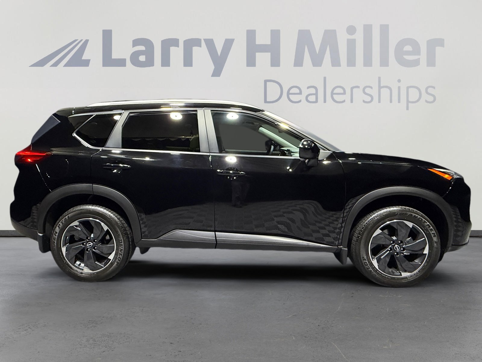 Used 2025 Nissan Rogue SV w/ SV Premium Package image 6