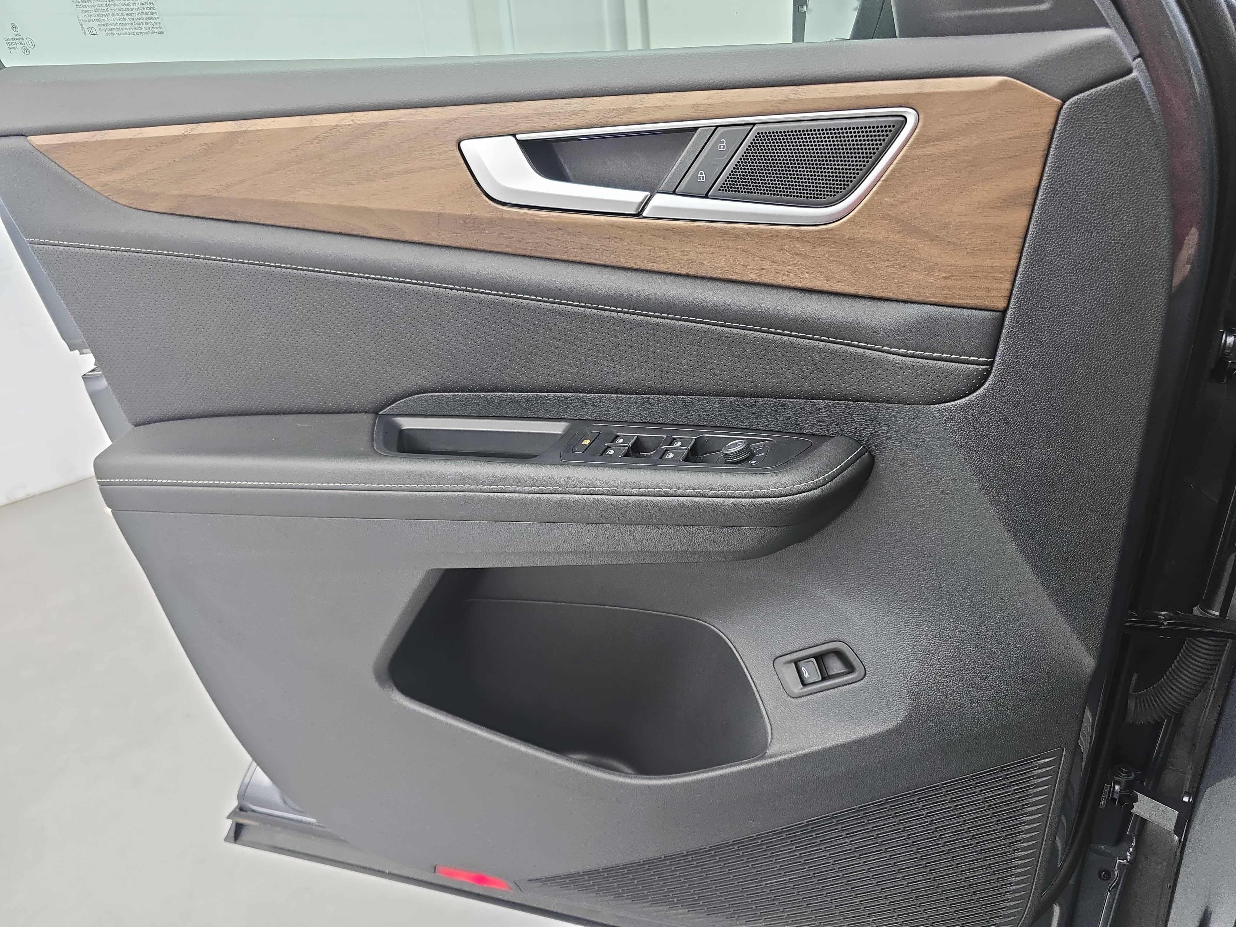 Used 2025 Volkswagen Atlas SE FWD image 28
