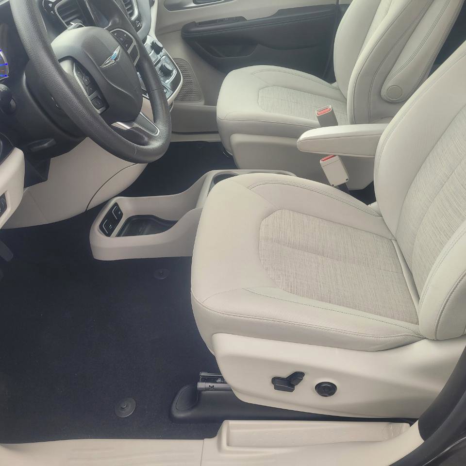 Used 2017 Chrysler Pacifica Touring Plus image 11