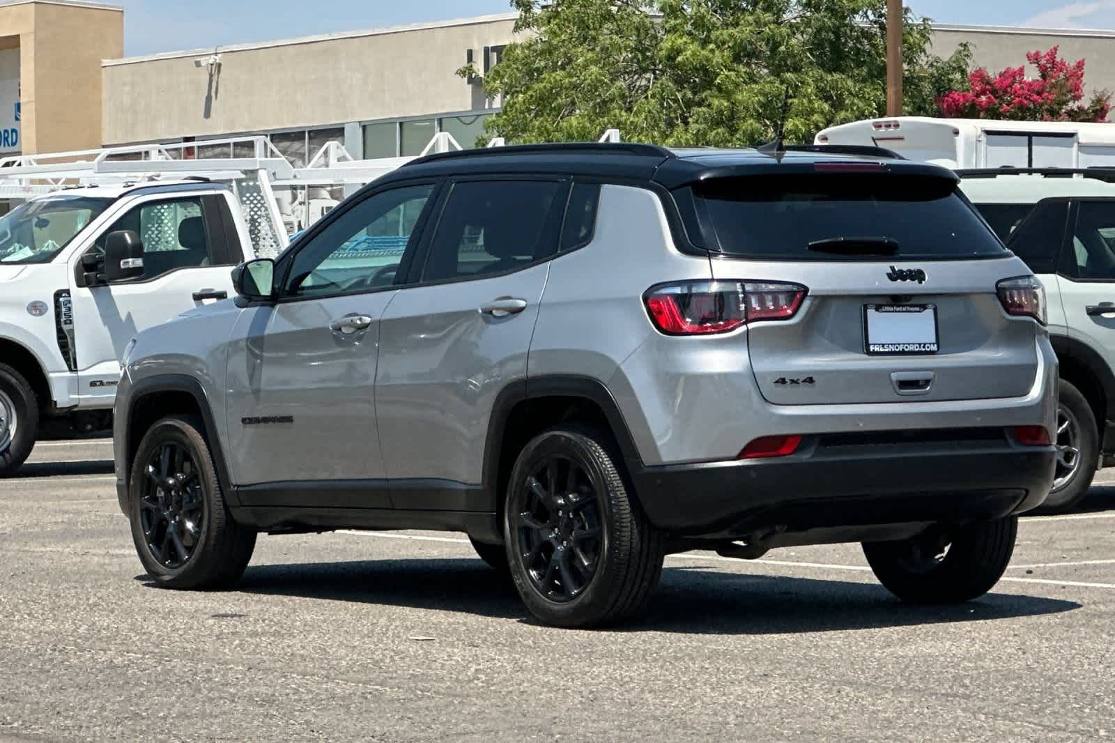 Used 2023 Jeep Compass Latitude w/ Convenience Group AWD/4WD image 7