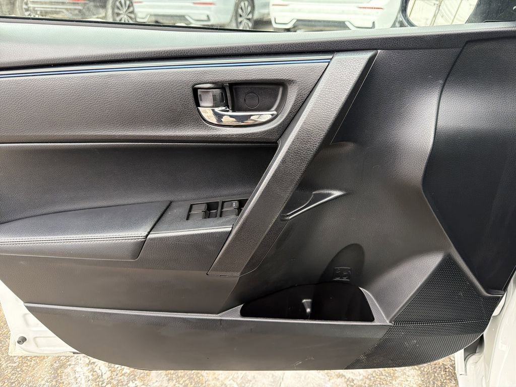 Used 2017 Toyota Corolla SE image 16