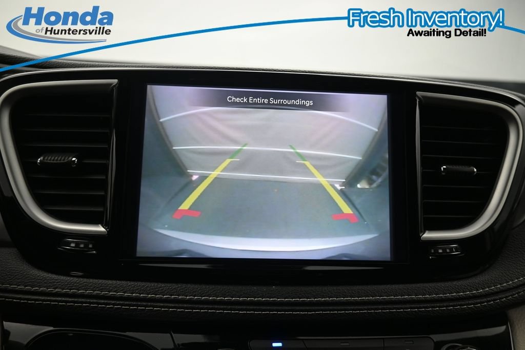 Used 2023 Chrysler Pacifica Touring-L FWD image 14
