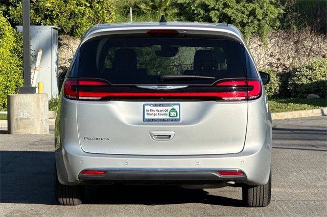 Used 2024 Chrysler Pacifica Touring-L image 5