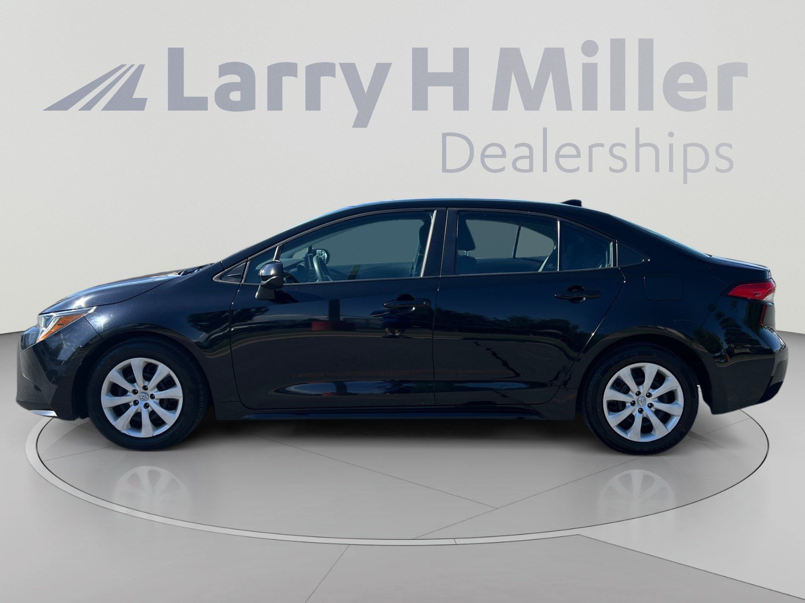 Used 2023 Toyota Corolla LE FWD image 2
