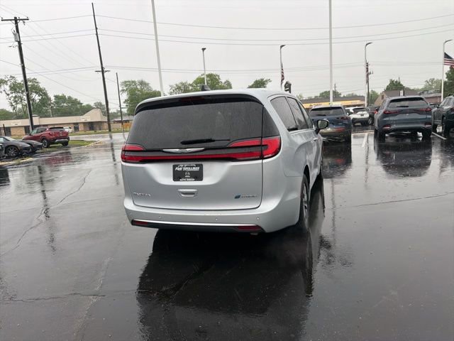 Used 2023 Chrysler Pacifica Touring-L FWD image 10