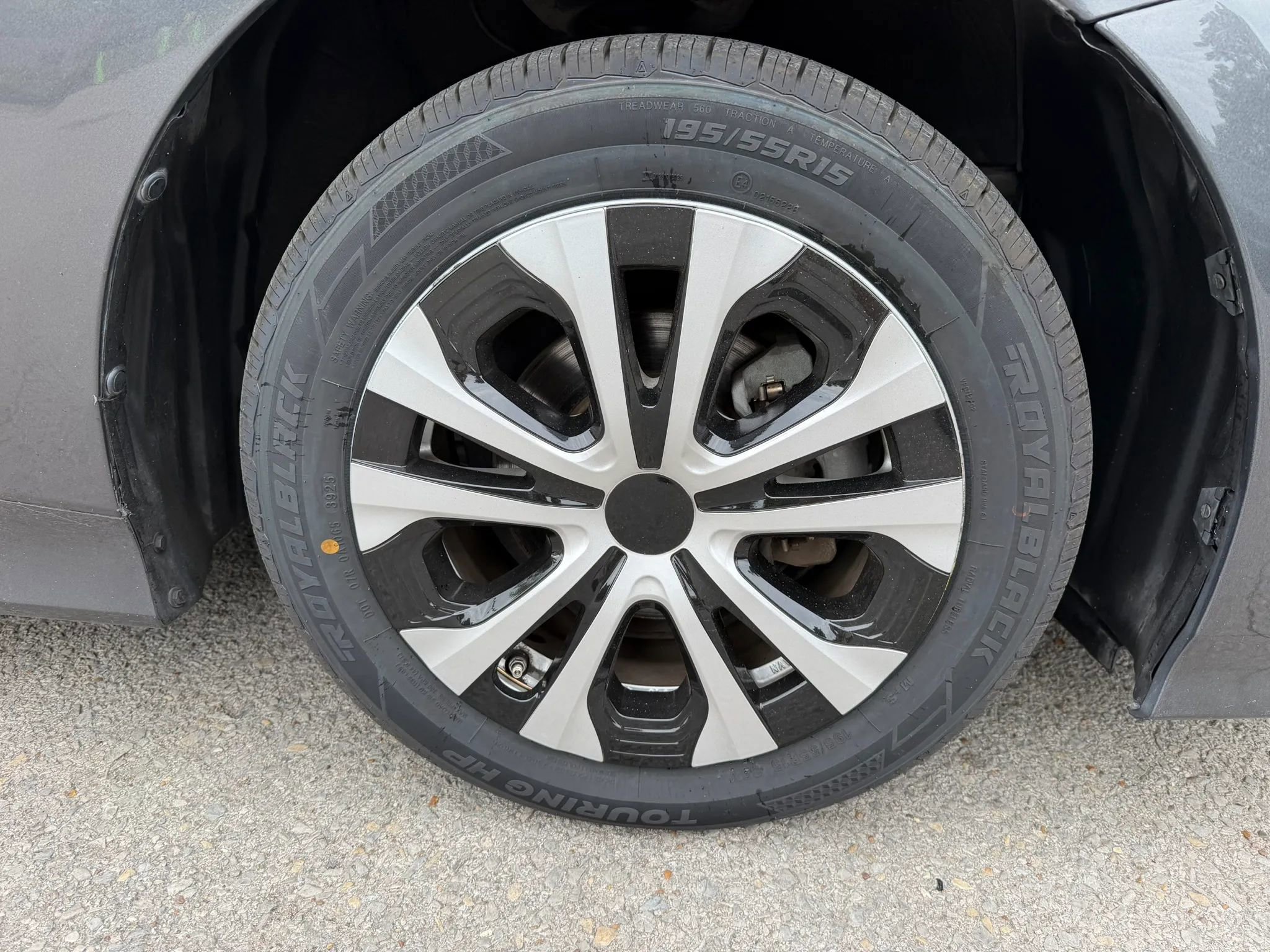 Used 2017 Toyota Prius Four w/ Carpet Mat Package FWD image 12