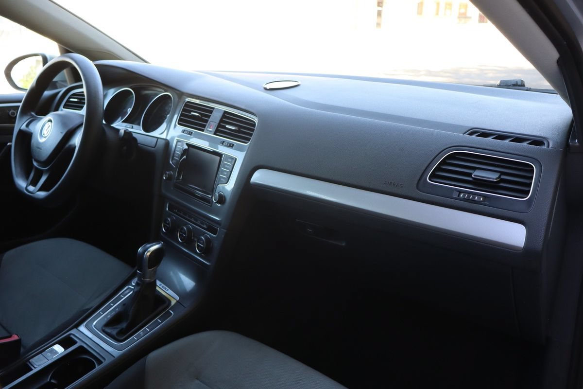 Used 2015 Volkswagen e-Golf Limited Edition FWD image 17