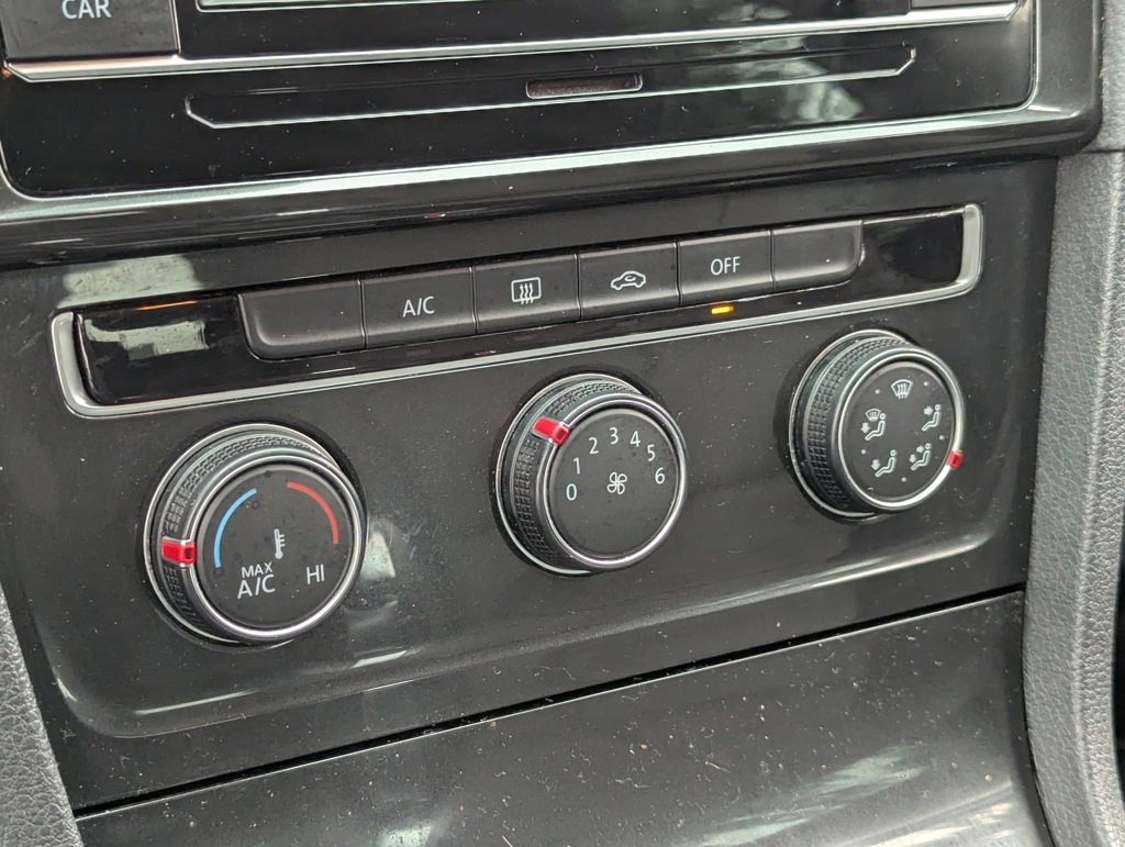 Used 2019 Volkswagen Golf S image 18