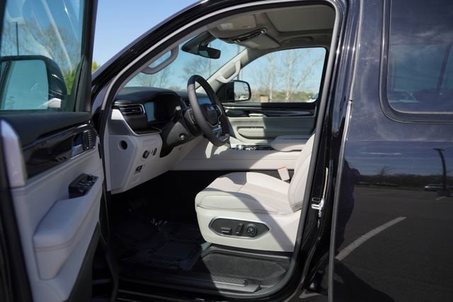 Used 2024 Jeep Wagoneer 4WD w/ Premium Group I image 14