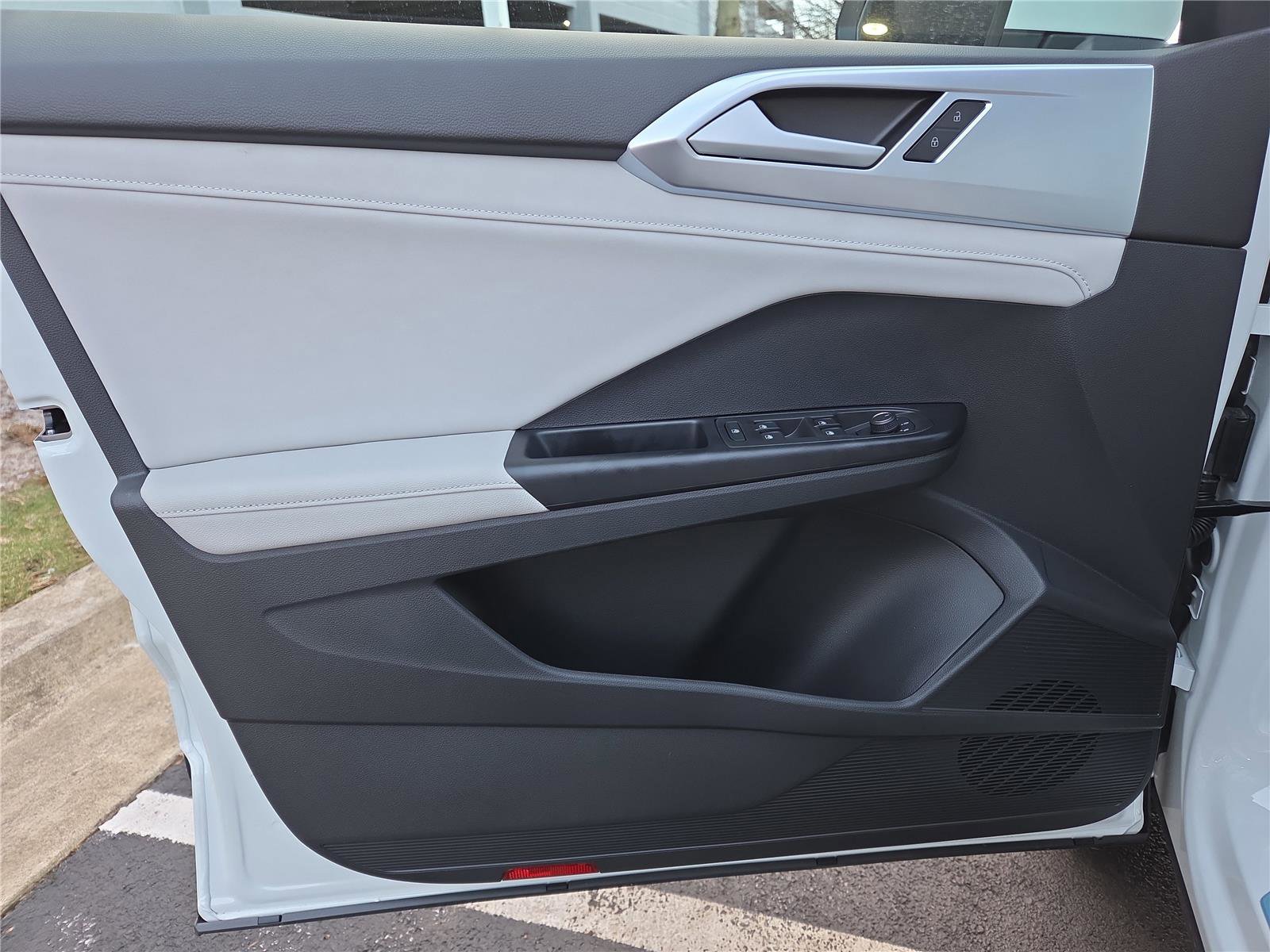 New 2026 Volkswagen Taos SE image 11