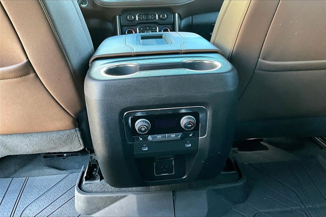 Used 2024 Chevrolet Suburban High Country image 16
