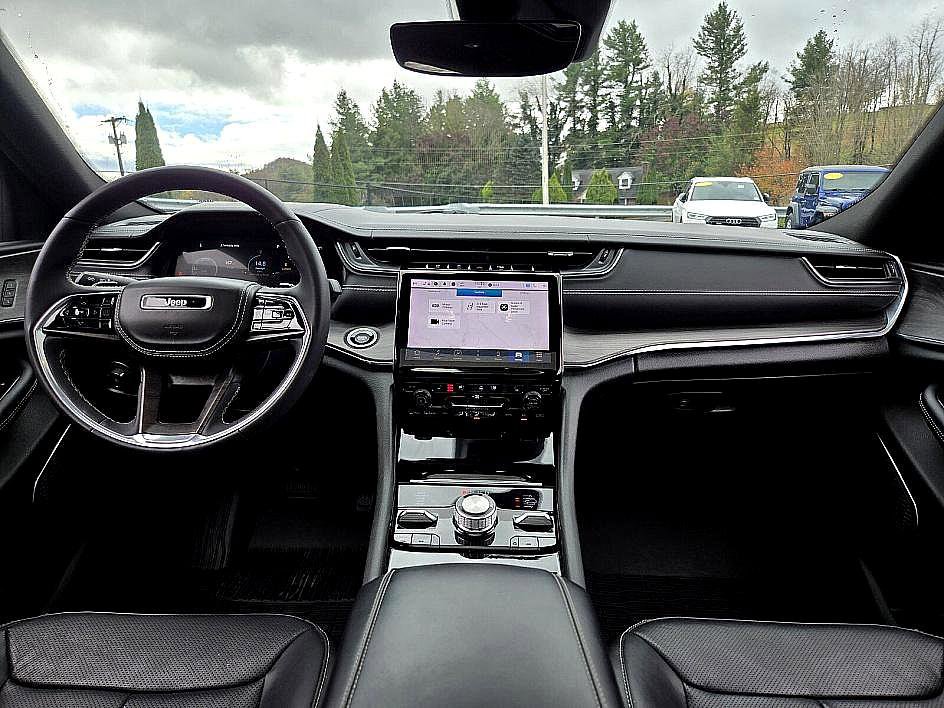 Used 2023 Jeep Grand Cherokee L Overland image 12