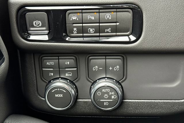 New 2026 GMC Yukon Denali w/ Sun & Power Step Package AWD/4WD image 33