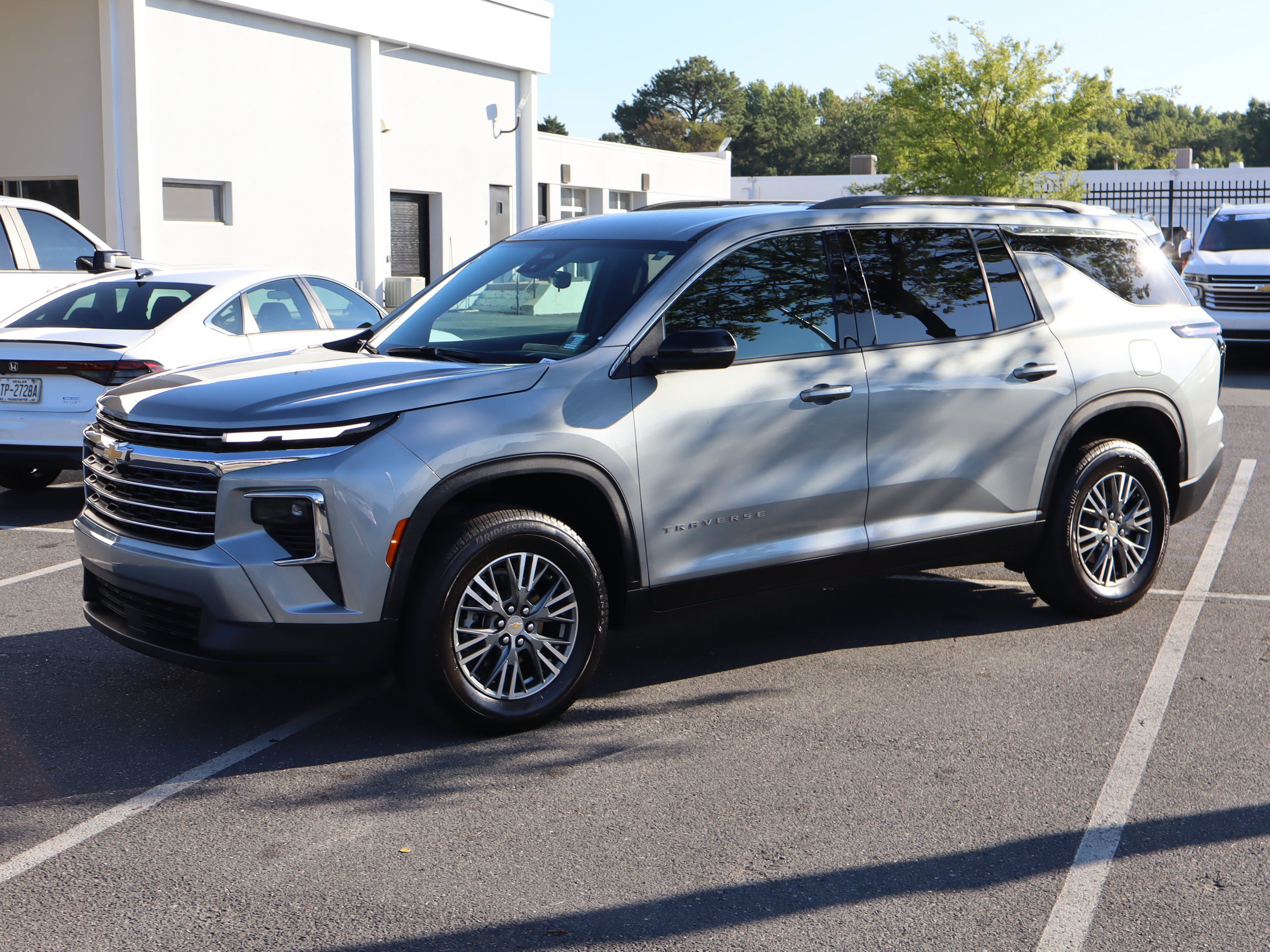 Used 2025 Chevrolet Traverse LT FWD image 5