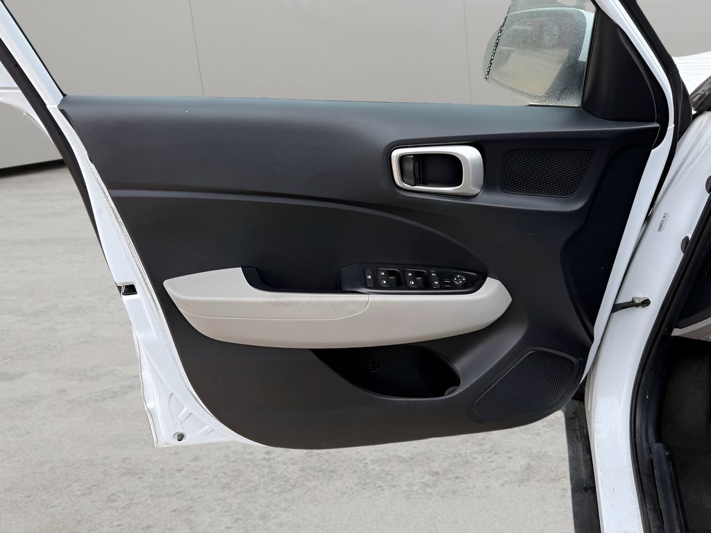 Used 2023 Hyundai Venue SEL image 9