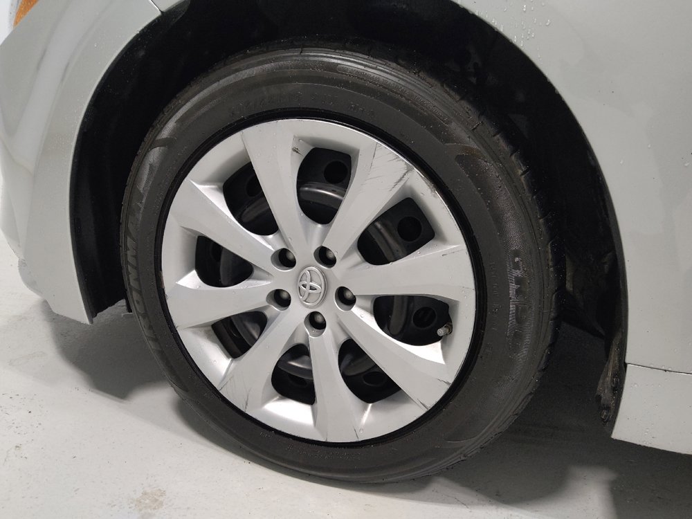 Used 2021 Toyota Corolla LE image 31