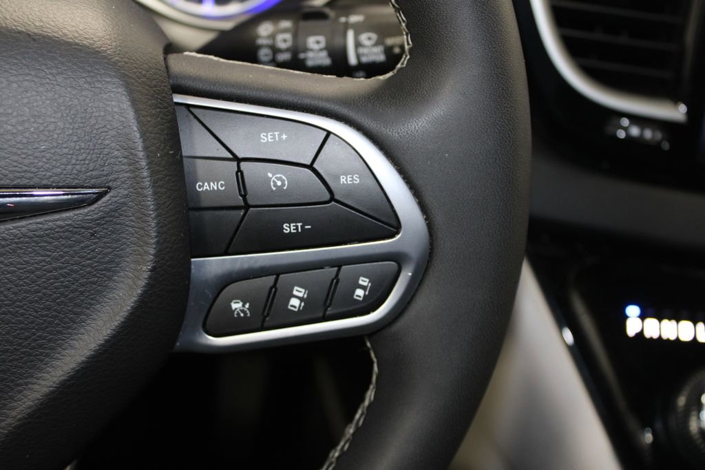 Used 2024 Chrysler Pacifica Touring-L image 37