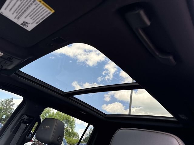 Used 2023 Chevrolet Suburban High Country image 16