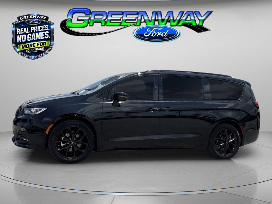 Used 2026 Chrysler Pacifica Limited w/ Uconnect Theater Family Group
