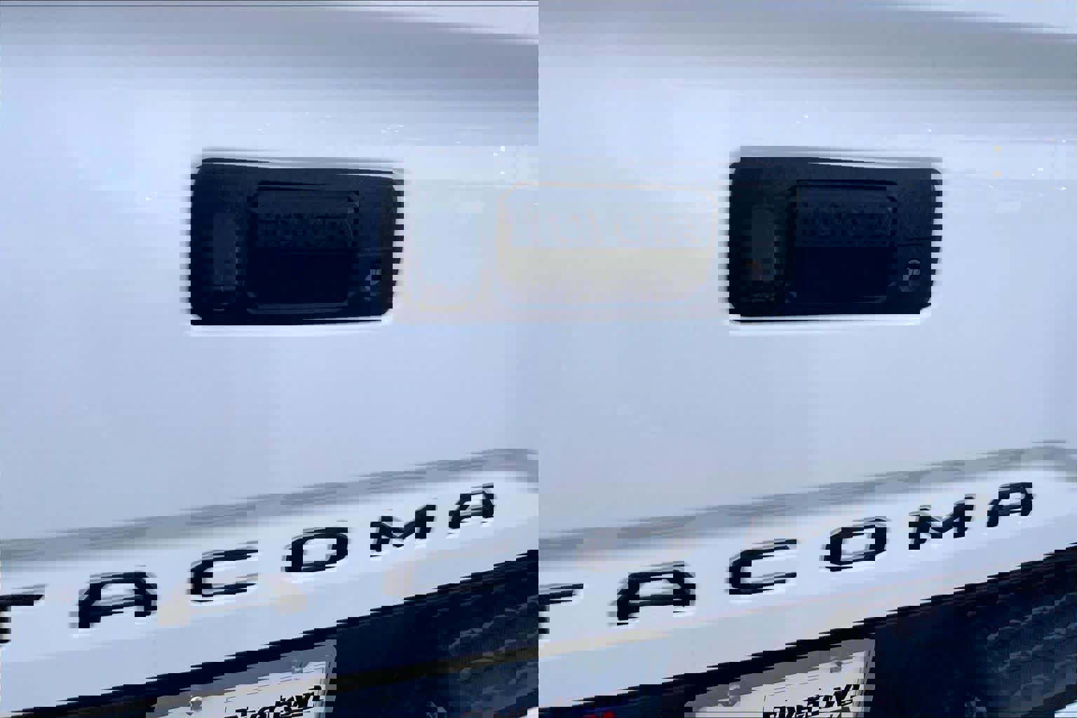 Used 2018 Toyota Tacoma SR image 9