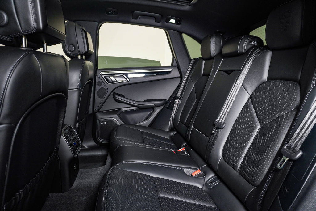 Certified 2022 Porsche Macan S AWD/4WD image 17