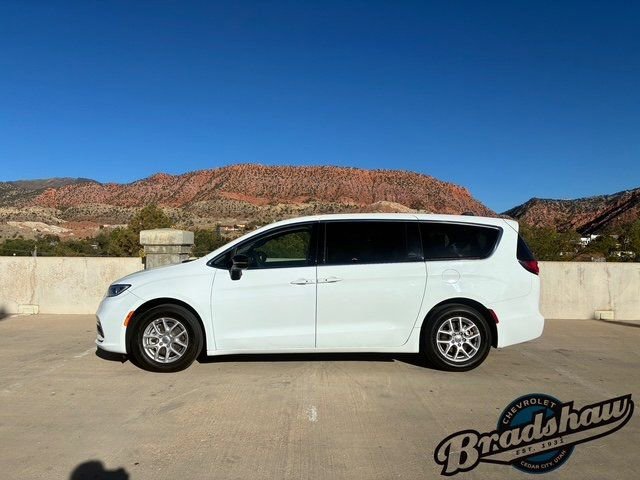 Used 2024 Chrysler Pacifica Touring-L image 4