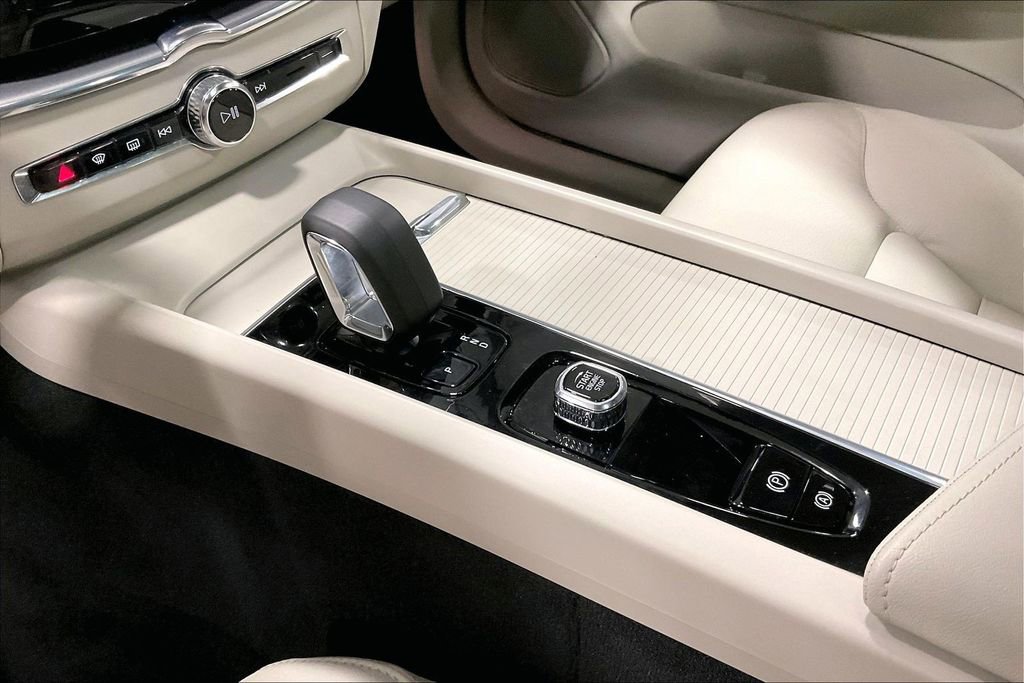 Certified 2024 Volvo XC60 B5 Core w/ Protection Package Premier AWD/4WD image 18