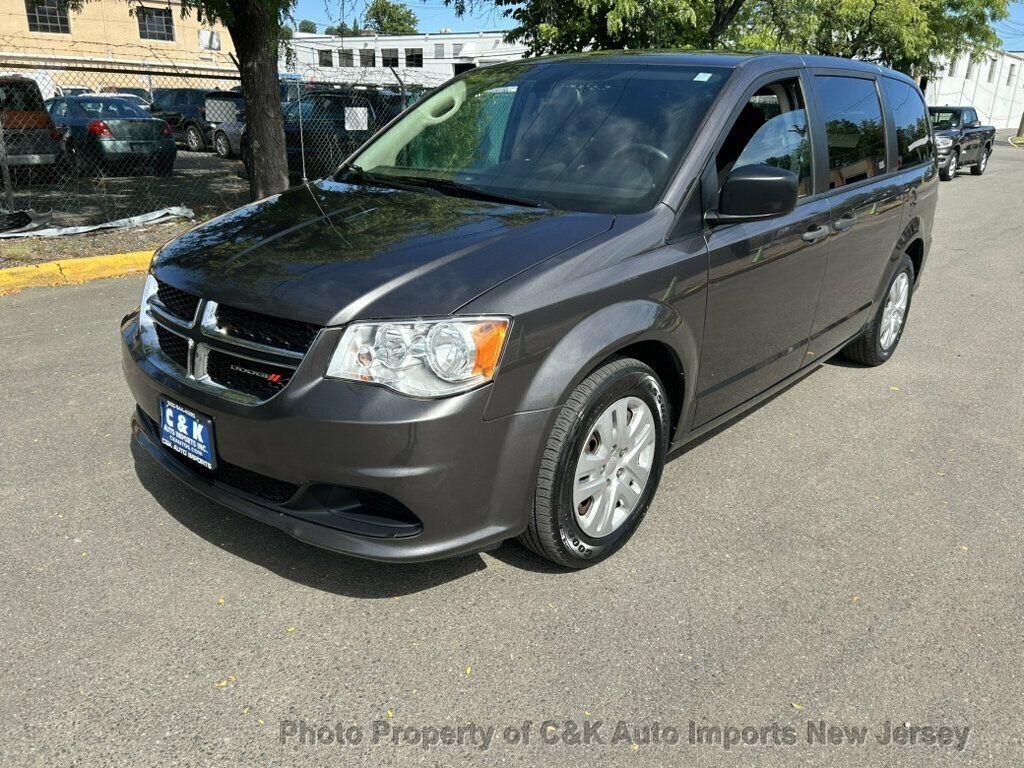 Used 2019 Dodge Grand Caravan SE w/ UConnect Hands-Free Group FWD image 2