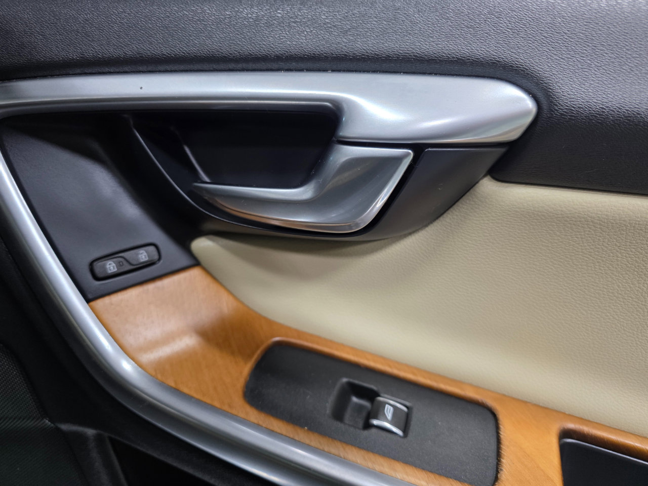 Used 2018 Volvo S60 T5 Inscription Platinum image 27