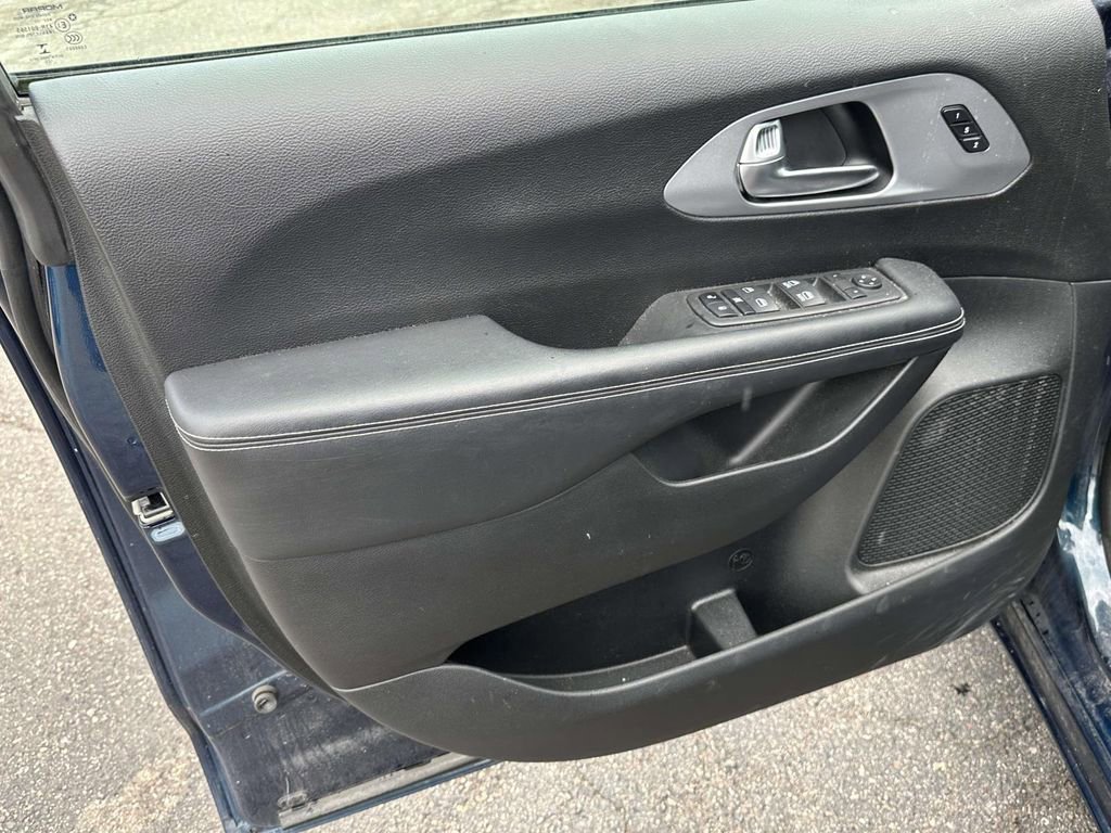 Used 2023 Chrysler Pacifica Touring-L w/ S Appearance Package FWD image 16
