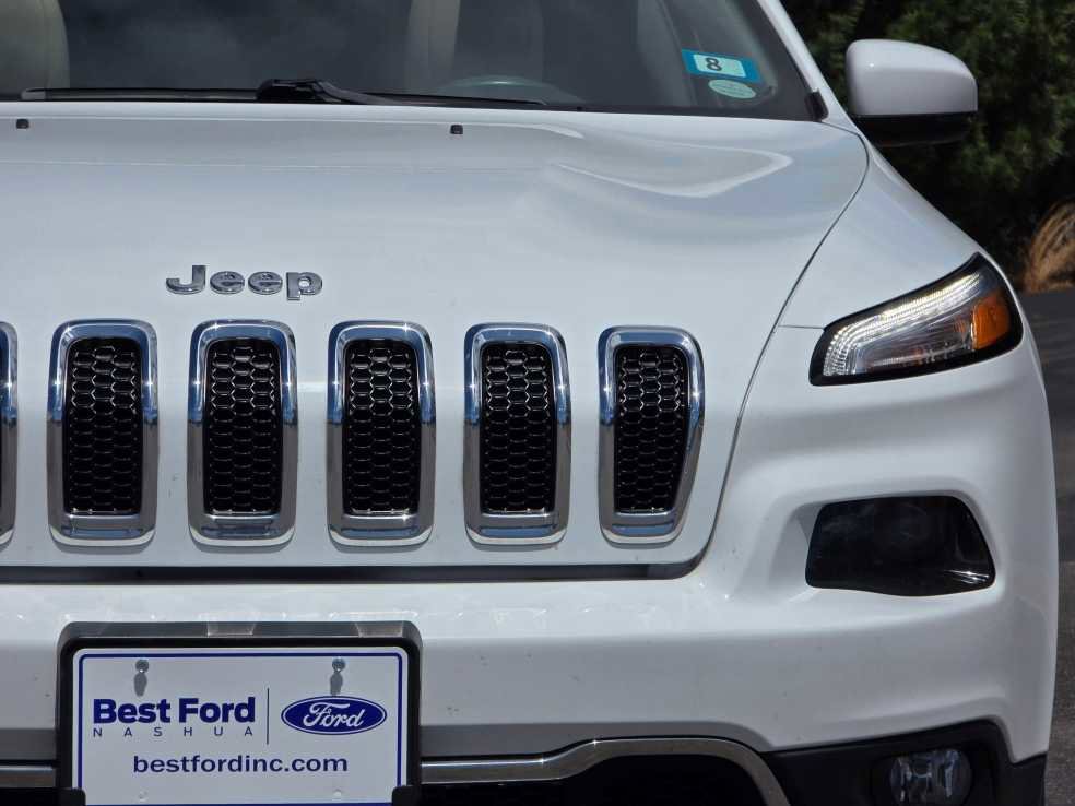 Used 2017 Jeep Cherokee Limited w/ Luxury Group AWD/4WD image 3