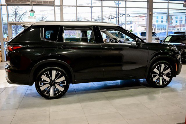 Used 2025 Mitsubishi Outlander AWD image 4