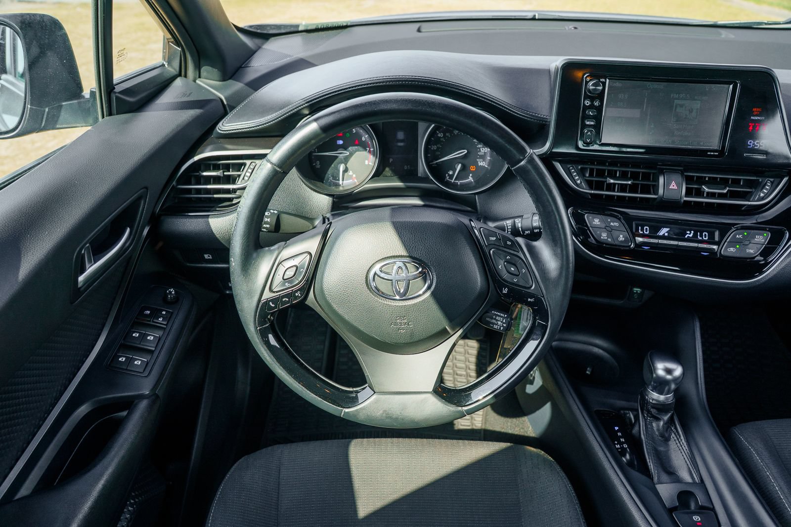 Used 2018 Toyota C-HR XLE FWD image 24