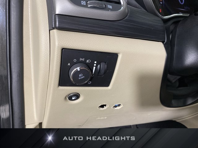 Used 2019 Jeep Grand Cherokee Laredo AWD/4WD image 24