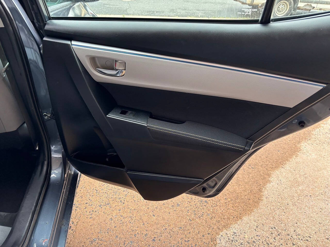 Used 2015 Toyota Corolla LE FWD image 19