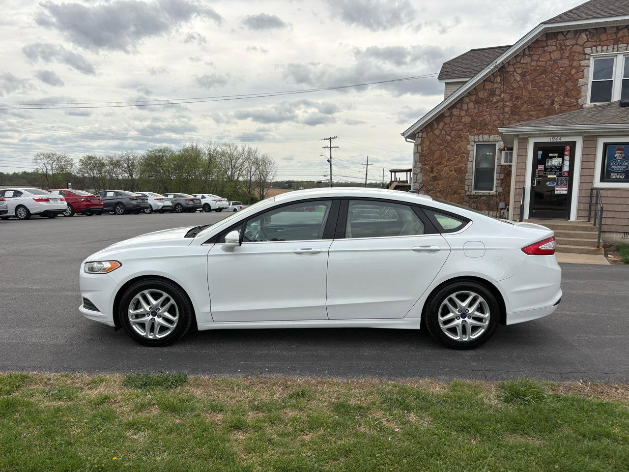 Used 2016 Ford Fusion SE image 2