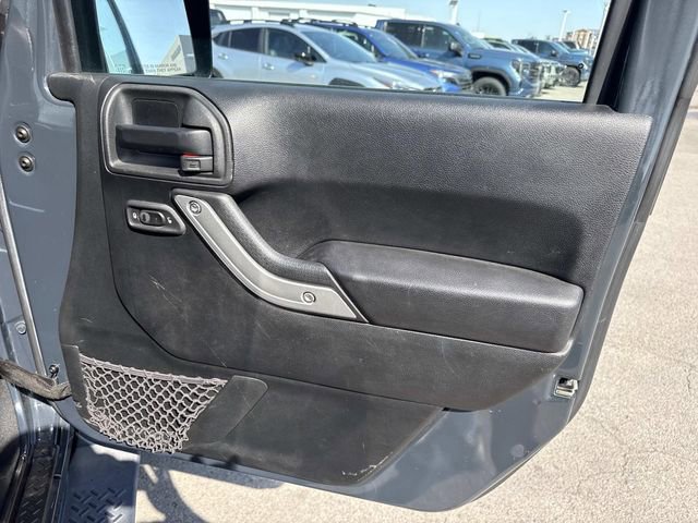 Used 2017 Jeep Wrangler Unlimited Sahara w/ Connectivity Group image 17