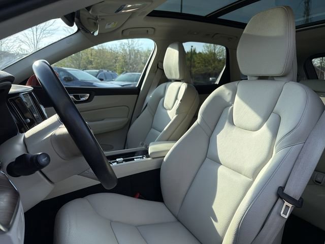 Used 2022 Volvo XC60 B5 Momentum image 12